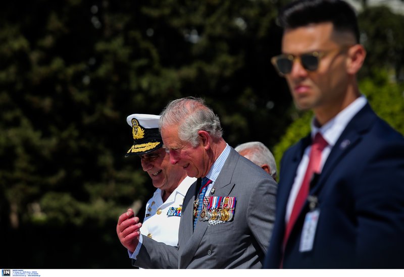 Πλήθος κόσμου στο Μνημείο του Αγνωστου Στρατιώτη για τον Κάρολο και την Καμίλα [εικόνες] | iefimerida.gr 3