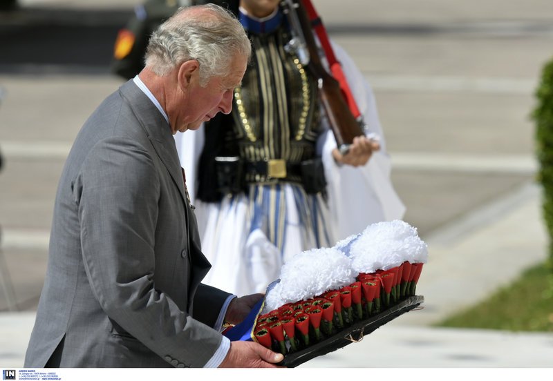 Πλήθος κόσμου στο Μνημείο του Αγνωστου Στρατιώτη για τον Κάρολο και την Καμίλα [εικόνες] | iefimerida.gr 6