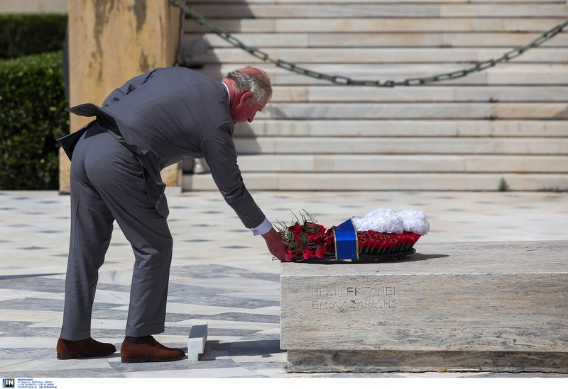 Πλήθος κόσμου στο Μνημείο του Αγνωστου Στρατιώτη για τον Κάρολο και την Καμίλα [εικόνες] | iefimerida.gr 5