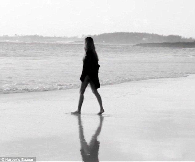 Ατελείωτα πόδια -Η Ελ ΜακΦέρσον στα 51 της βάζει κάτω δύο 20άρες [εικόνες]  | iefimerida.gr 6