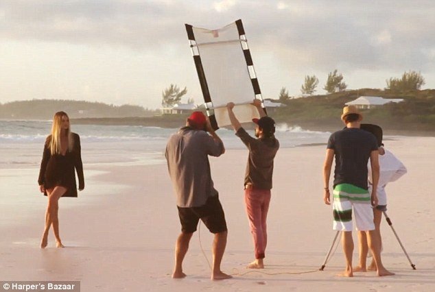 Ατελείωτα πόδια -Η Ελ ΜακΦέρσον στα 51 της βάζει κάτω δύο 20άρες [εικόνες]  | iefimerida.gr 5