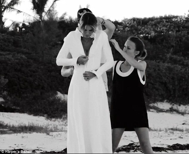 Ατελείωτα πόδια -Η Ελ ΜακΦέρσον στα 51 της βάζει κάτω δύο 20άρες [εικόνες]  | iefimerida.gr 4