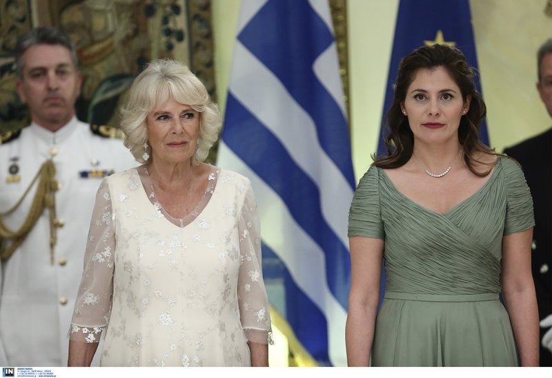 Κατάλευκο, μακρύ, εντυπωσιακό: Ποιος έφτιαξε το φόρεμα της Καμίλα για το δείπνο στο Προεδρικό [εικόνες] | iefimerida.gr 4