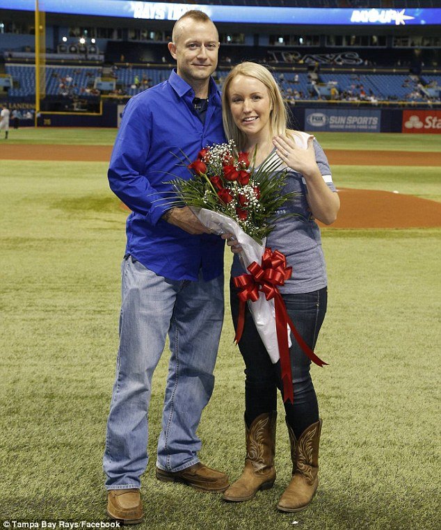 Συγκινητικό: Νοσοκόμος έκανε πρόταση γάμου στην κοπέλα που της έσωσε τη ζωή [εικόνες] | iefimerida.gr 2