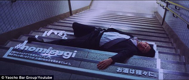 Το σουβέρ που τραυματίζεται: Εξυπνη καμπάνια κατά της ενδοοικογενειακής βίας [εικόνες] | iefimerida.gr 3