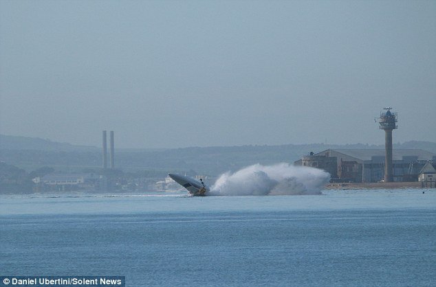 Δραματική στιγμή: Σκάφος που τρέχει με 110 μίλια την ώρα παίρνει τούμπες στη θάλασσα [εικόνες] | iefimerida.gr 3