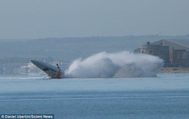 Δραματική στιγμή: Σκάφος που τρέχει με 110 μίλια την ώρα παίρνει τούμπες στη θάλασσα [εικόνες] | iefimerida.gr 0