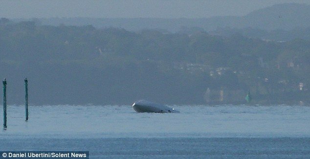 Δραματική στιγμή: Σκάφος που τρέχει με 110 μίλια την ώρα παίρνει τούμπες στη θάλασσα [εικόνες] | iefimerida.gr 5