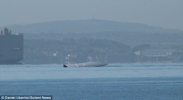 Δραματική στιγμή: Σκάφος που τρέχει με 110 μίλια την ώρα παίρνει τούμπες στη θάλασσα [εικόνες] | iefimerida.gr 6