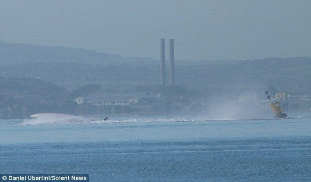 Δραματική στιγμή: Σκάφος που τρέχει με 110 μίλια την ώρα παίρνει τούμπες στη θάλασσα [εικόνες] | iefimerida.gr 4