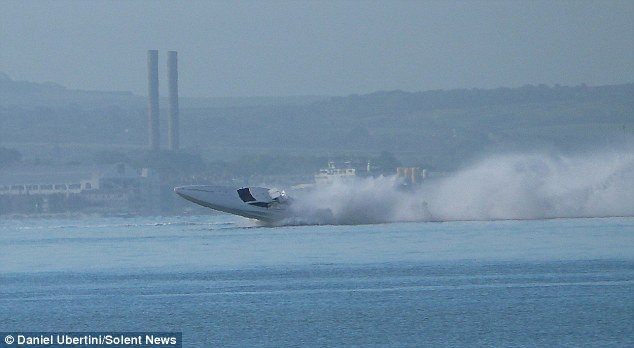 Δραματική στιγμή: Σκάφος που τρέχει με 110 μίλια την ώρα παίρνει τούμπες στη θάλασσα [εικόνες] | iefimerida.gr 1