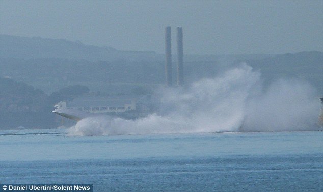 Δραματική στιγμή: Σκάφος που τρέχει με 110 μίλια την ώρα παίρνει τούμπες στη θάλασσα [εικόνες] | iefimerida.gr 2