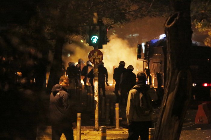 Κλεφτοπόλεμος ΜΑΤ-Κουκουλοφόρων στα Εξάρχεια [εικόνες & βίντεο] | iefimerida.gr 5