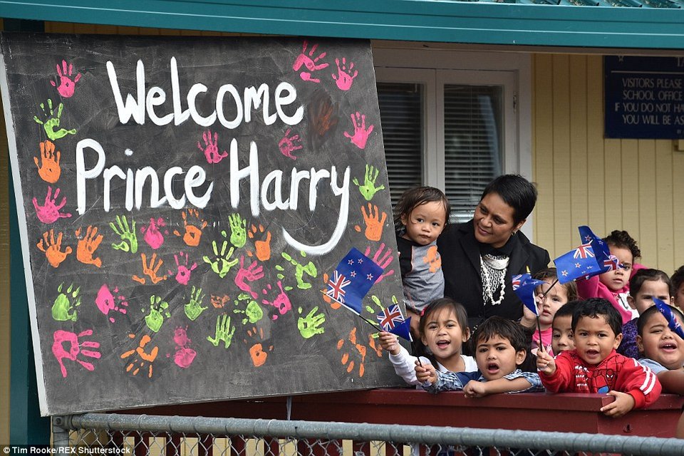 Ο σκανταλιάρης πρίγκιπας Χάρι: Παίζει ποδοσφαιράκι και λούζει φωτογράφο με μπογιά [εικόνες] | iefimerida.gr 0