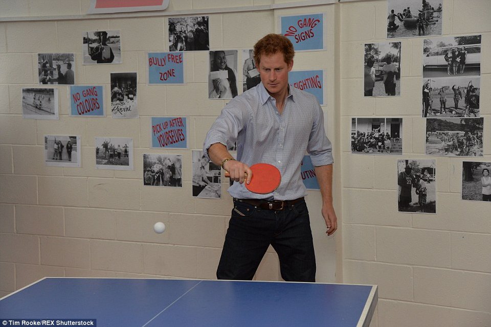 Ο σκανταλιάρης πρίγκιπας Χάρι: Παίζει ποδοσφαιράκι και λούζει φωτογράφο με μπογιά [εικόνες] | iefimerida.gr 3