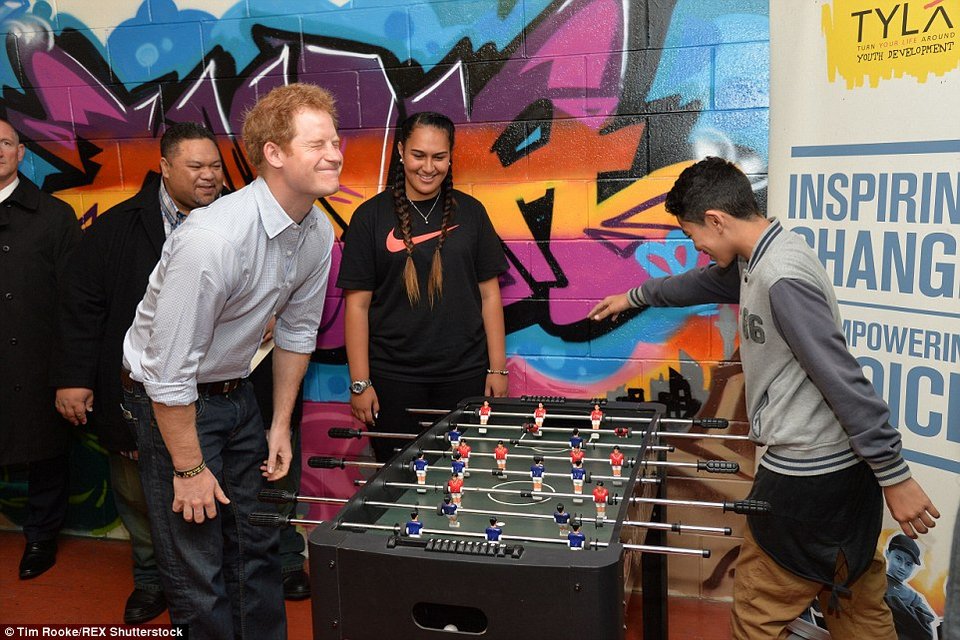 Ο σκανταλιάρης πρίγκιπας Χάρι: Παίζει ποδοσφαιράκι και λούζει φωτογράφο με μπογιά [εικόνες] | iefimerida.gr 1