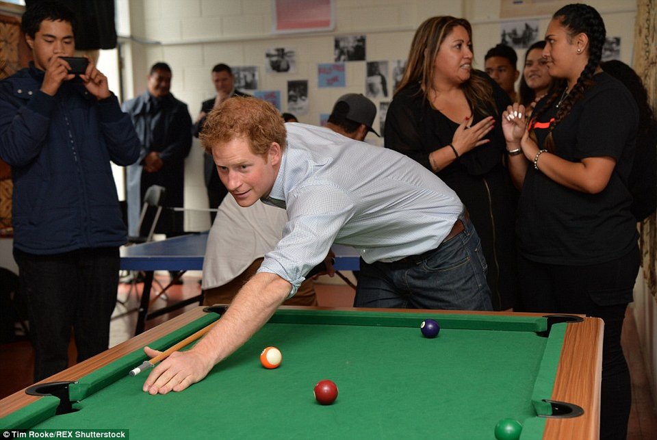 Ο σκανταλιάρης πρίγκιπας Χάρι: Παίζει ποδοσφαιράκι και λούζει φωτογράφο με μπογιά [εικόνες] | iefimerida.gr 2