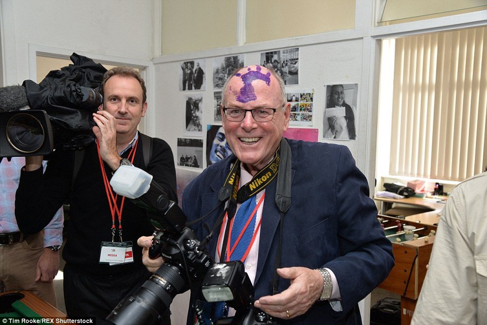 Ο σκανταλιάρης πρίγκιπας Χάρι: Παίζει ποδοσφαιράκι και λούζει φωτογράφο με μπογιά [εικόνες] | iefimerida.gr 6