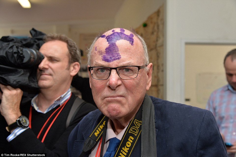 Ο σκανταλιάρης πρίγκιπας Χάρι: Παίζει ποδοσφαιράκι και λούζει φωτογράφο με μπογιά [εικόνες] | iefimerida.gr 5