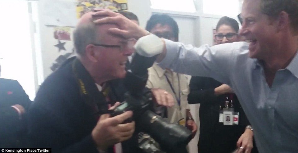 Ο σκανταλιάρης πρίγκιπας Χάρι: Παίζει ποδοσφαιράκι και λούζει φωτογράφο με μπογιά [εικόνες] | iefimerida.gr 4