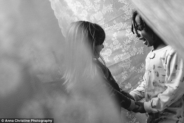 Το μοναδικό δέσιμο ανάμεσα σε μια βιολογική κόρη και την υιοθετημένη αδελφή της [εικόνες] | iefimerida.gr 8