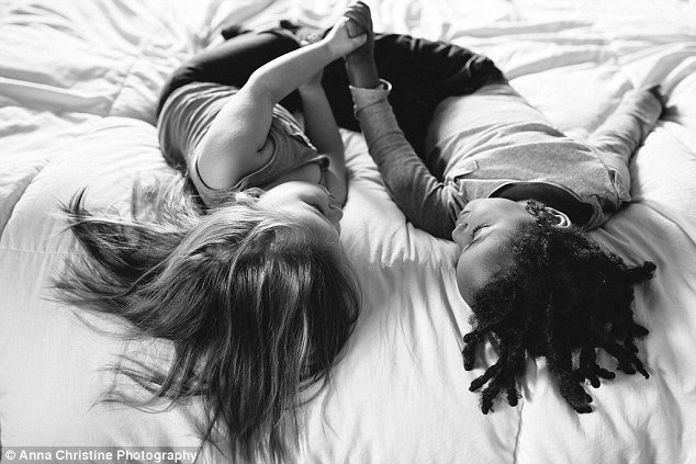 Το μοναδικό δέσιμο ανάμεσα σε μια βιολογική κόρη και την υιοθετημένη αδελφή της [εικόνες] | iefimerida.gr 16