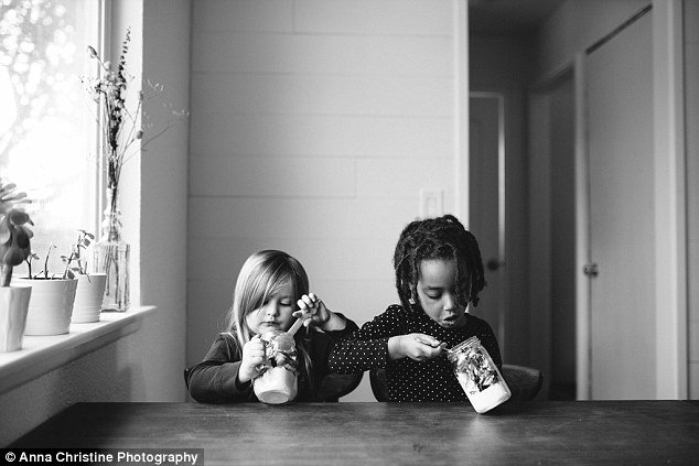 Το μοναδικό δέσιμο ανάμεσα σε μια βιολογική κόρη και την υιοθετημένη αδελφή της [εικόνες] | iefimerida.gr 5