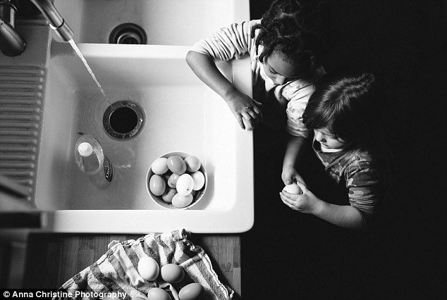 Το μοναδικό δέσιμο ανάμεσα σε μια βιολογική κόρη και την υιοθετημένη αδελφή της [εικόνες] | iefimerida.gr 17