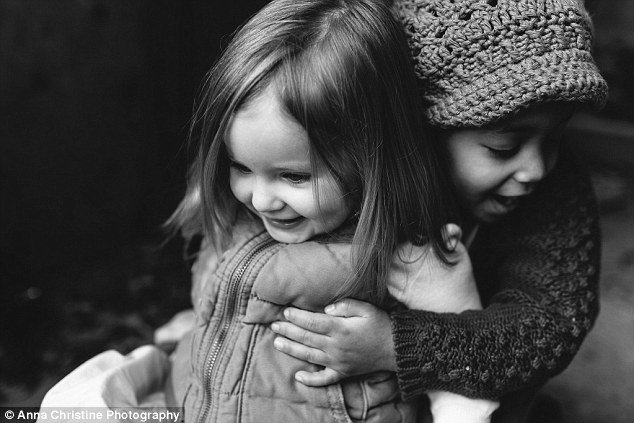 Το μοναδικό δέσιμο ανάμεσα σε μια βιολογική κόρη και την υιοθετημένη αδελφή της [εικόνες] | iefimerida.gr 14