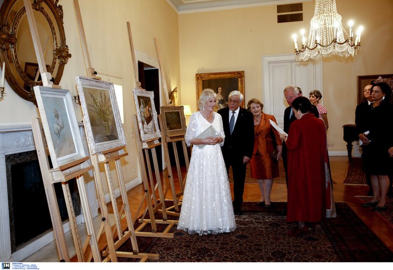 Κατάλευκο, μακρύ, εντυπωσιακό: Ποιος έφτιαξε το φόρεμα της Καμίλα για το δείπνο στο Προεδρικό [εικόνες] | iefimerida.gr 0