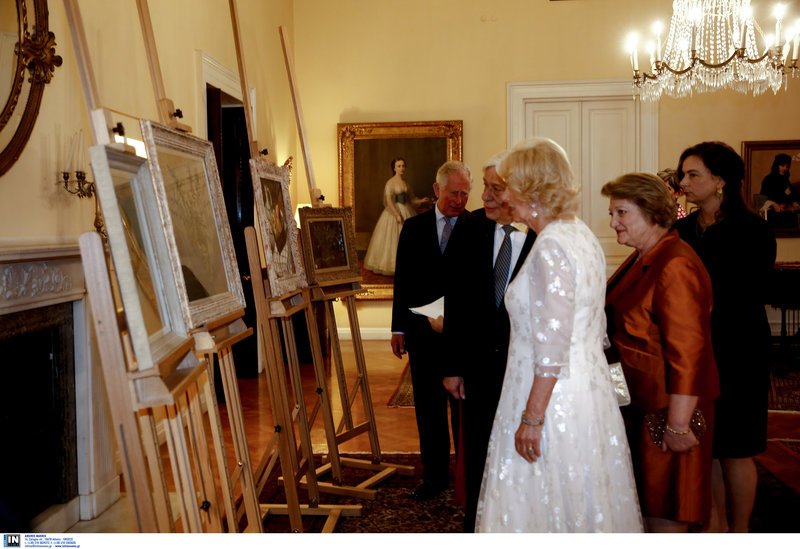 Κατάλευκο, μακρύ, εντυπωσιακό: Ποιος έφτιαξε το φόρεμα της Καμίλα για το δείπνο στο Προεδρικό [εικόνες] | iefimerida.gr 1