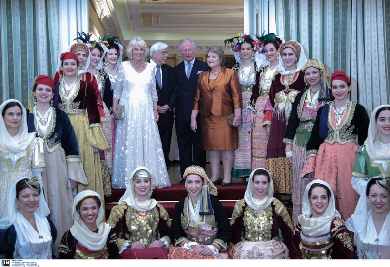 Κατάλευκο, μακρύ, εντυπωσιακό: Ποιος έφτιαξε το φόρεμα της Καμίλα για το δείπνο στο Προεδρικό [εικόνες] | iefimerida.gr 5