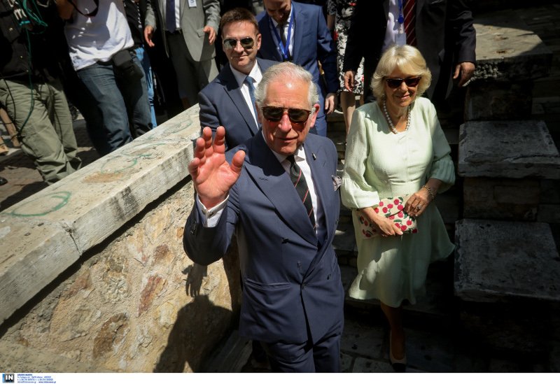 Κάρολος και Καμίλα έκαναν βόλτα στην Ερμού & προσκύνησαν στην Καπνικαρέα [εικόνες+βίντεο] | iefimerida.gr 13