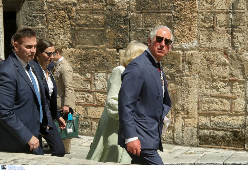 Κάρολος και Καμίλα έκαναν βόλτα στην Ερμού & προσκύνησαν στην Καπνικαρέα [εικόνες+βίντεο] | iefimerida.gr 12