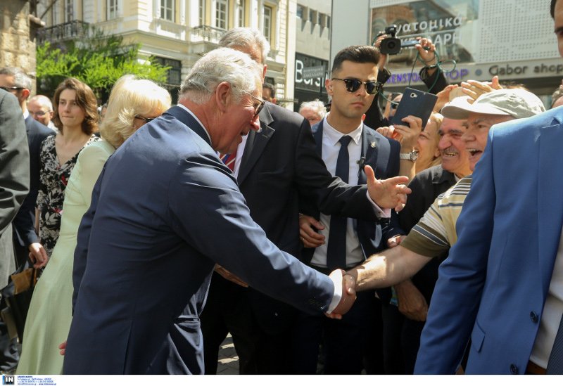 Κάρολος και Καμίλα έκαναν βόλτα στην Ερμού & προσκύνησαν στην Καπνικαρέα [εικόνες+βίντεο] | iefimerida.gr 6