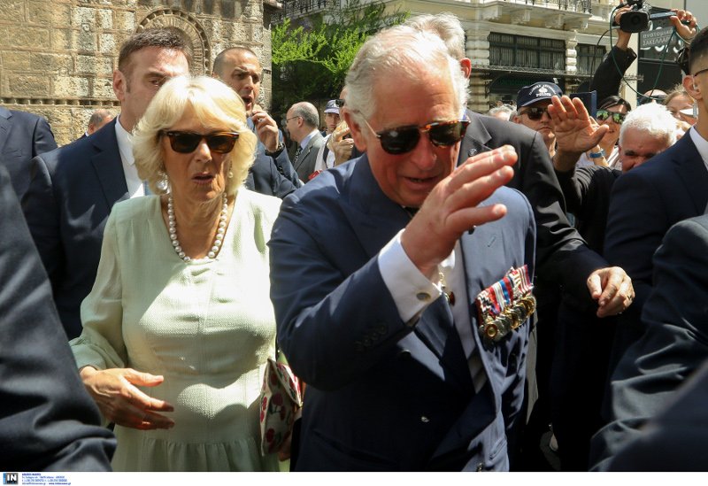 Κάρολος και Καμίλα έκαναν βόλτα στην Ερμού & προσκύνησαν στην Καπνικαρέα [εικόνες+βίντεο] | iefimerida.gr 2