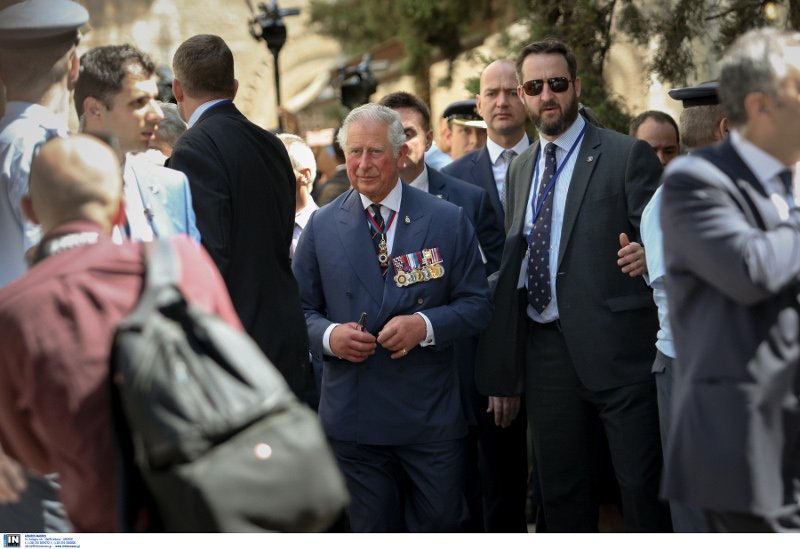 Κάρολος και Καμίλα έκαναν βόλτα στην Ερμού & προσκύνησαν στην Καπνικαρέα [εικόνες+βίντεο] | iefimerida.gr 5