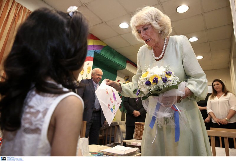 Τον ξενώνα φιλοξενίας κακοποιημένων γυναικών του δήμου Αθηναίων επισκέφθηκε η Καμίλα [εικόνες] | iefimerida.gr 1