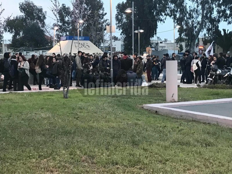 Ενταση με φοιτητές ΤΕΙ στον Ελαιώνα πριν την ομιλία Τσίπρα [εικόνες & βίντεο] | iefimerida.gr 10