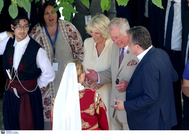 Κάρολος και Καμίλα χόρεψαν κρητικό παραδοσιακό χορό σε γλέντι [εικόνες & βίντεο] | iefimerida.gr 4