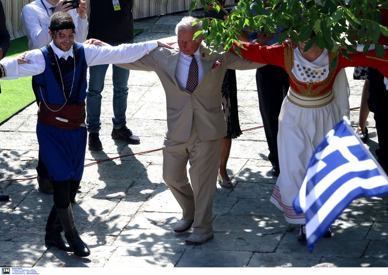 Κάρολος και Καμίλα χόρεψαν κρητικό παραδοσιακό χορό σε γλέντι [εικόνες & βίντεο] | iefimerida.gr 0