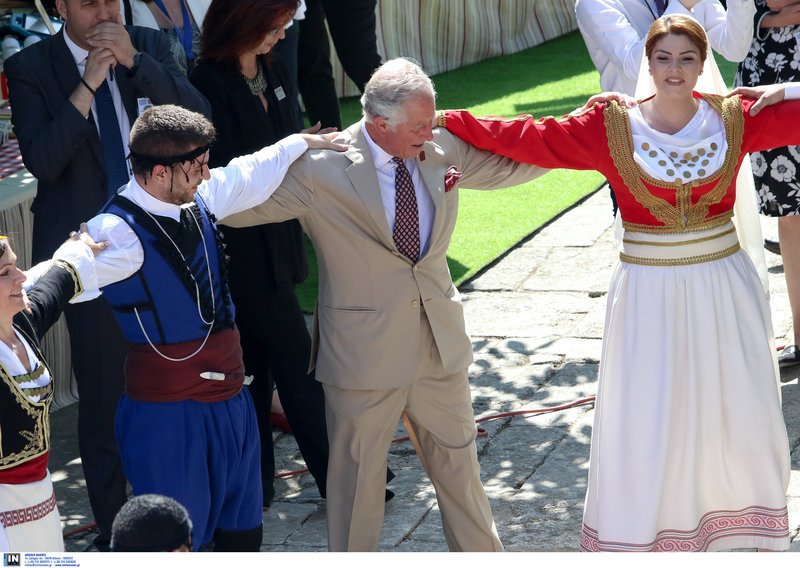 Κάρολος και Καμίλα χόρεψαν κρητικό παραδοσιακό χορό σε γλέντι [εικόνες & βίντεο] | iefimerida.gr 1