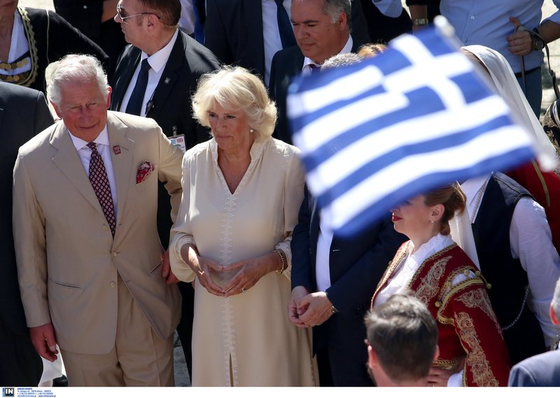 Κάρολος και Καμίλα χόρεψαν κρητικό παραδοσιακό χορό σε γλέντι [εικόνες & βίντεο] | iefimerida.gr 5