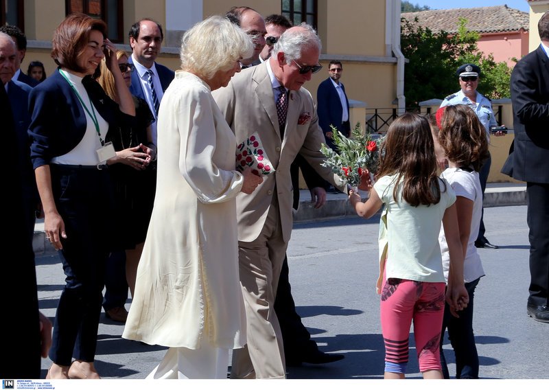 Κάρολος και Καμίλα χόρεψαν κρητικό παραδοσιακό χορό σε γλέντι [εικόνες & βίντεο] | iefimerida.gr 7