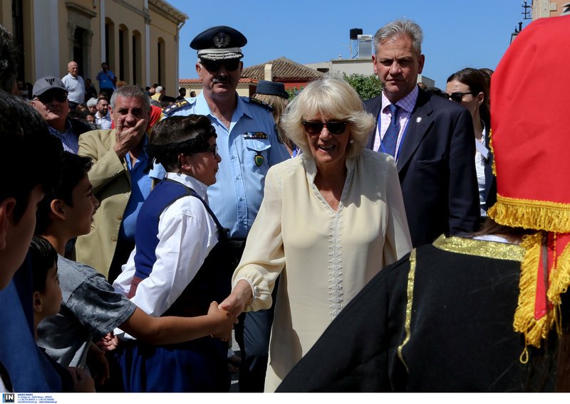 Κάρολος και Καμίλα χόρεψαν κρητικό παραδοσιακό χορό σε γλέντι [εικόνες & βίντεο] | iefimerida.gr 9