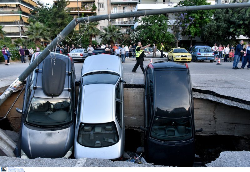 Καθίζηση σε υπαίθριο χώρο στάθμευσης στο τέρμα της οδού Χαροκόπου, στην Καλλιθέα τον Μάιο.