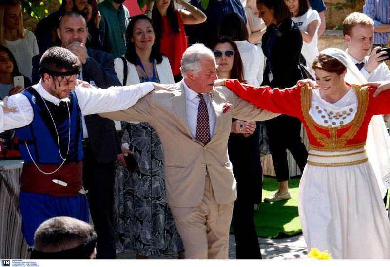 «Είσαι πολύ εντυπωσιακή....» -Τα κοπλιμέντα του πρίγκιπα Καρόλου στη νεαρή Κρητικιά που χόρεψε μαζί του [εικόνες] | iefimerida.gr 3