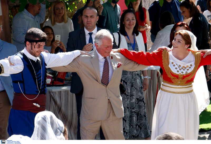«Είσαι πολύ εντυπωσιακή....» -Τα κοπλιμέντα του πρίγκιπα Καρόλου στη νεαρή Κρητικιά που χόρεψε μαζί του [εικόνες] | iefimerida.gr 2