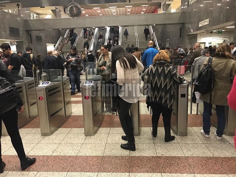 «Αυτοψία» του iefimerida στο Μετρό - Σύγχυση με τις μπάρες, ουρές και εκνευρισμός [εικόνες & βίντεο] | iefimerida.gr 7