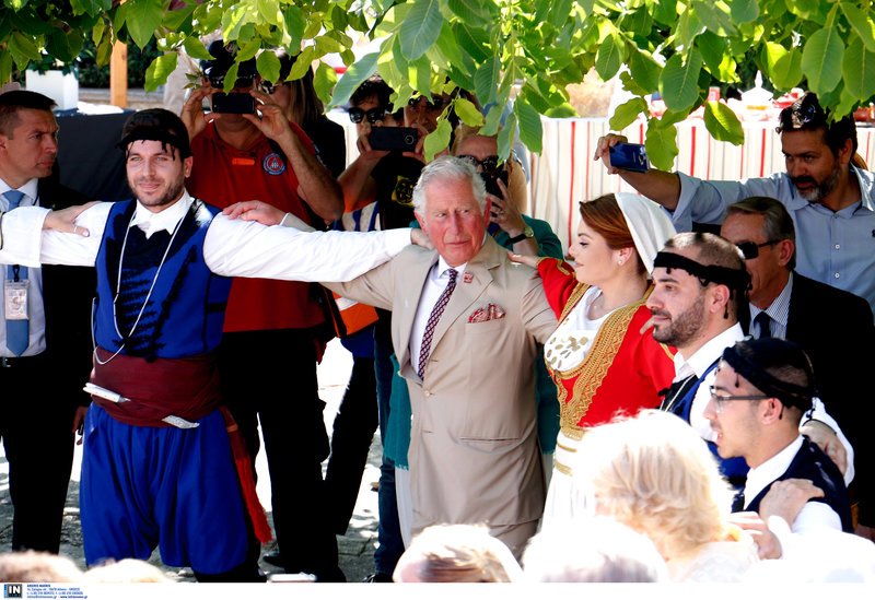 «Είσαι πολύ εντυπωσιακή....» -Τα κοπλιμέντα του πρίγκιπα Καρόλου στη νεαρή Κρητικιά που χόρεψε μαζί του [εικόνες] | iefimerida.gr 1